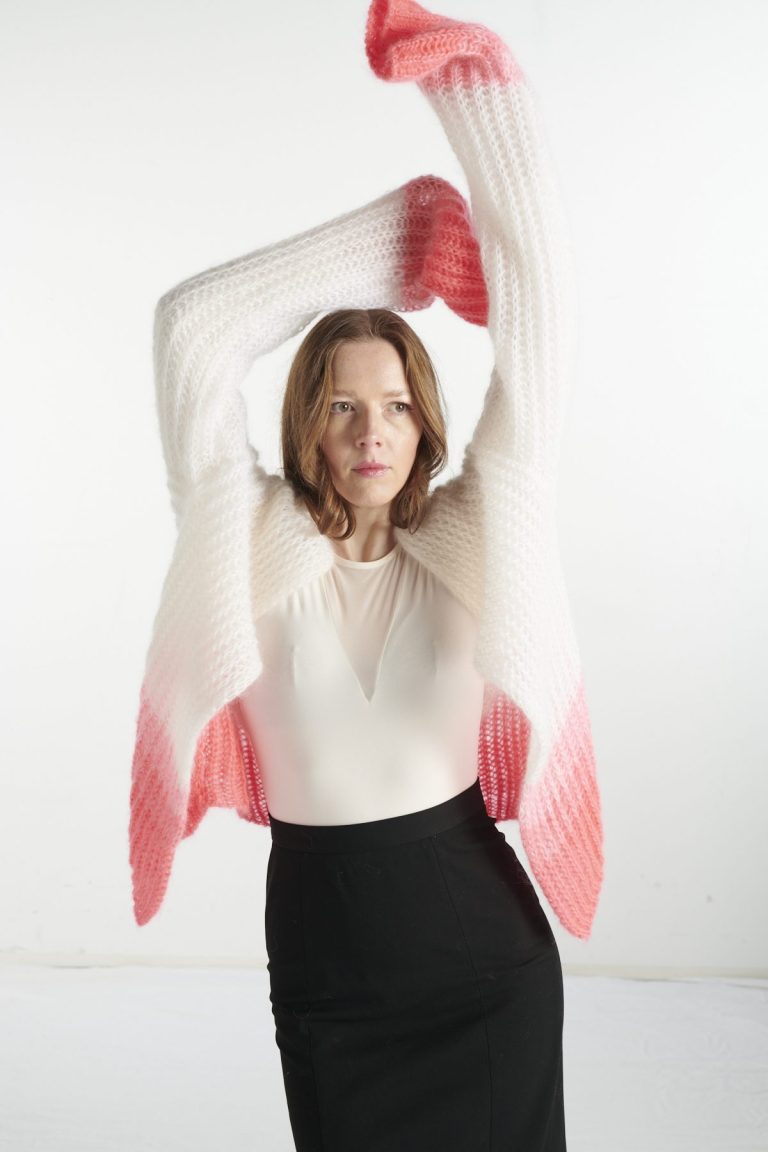 Alina Holz Frau trägt gestrickte, bunte Hose von Alina Holz Studio